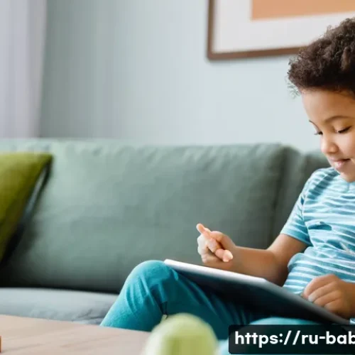 Home 26 베이비버스와 유아 발달 심리학 - **Prompt 1: "A brief moment of calm for a parent amidst a busy day."**
A young mother, appearing...